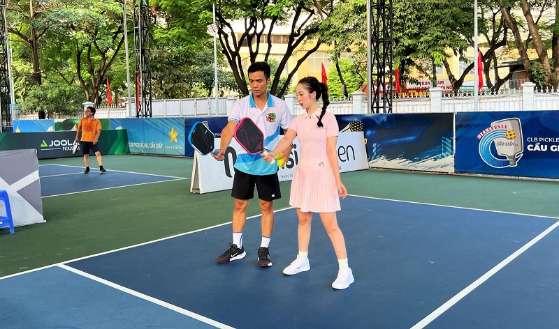 Thực hiện kỹ thuật dink Pickleball