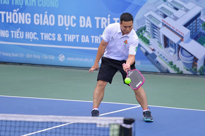 Kỹ thuật đỡ giao bóng trong Pickleball